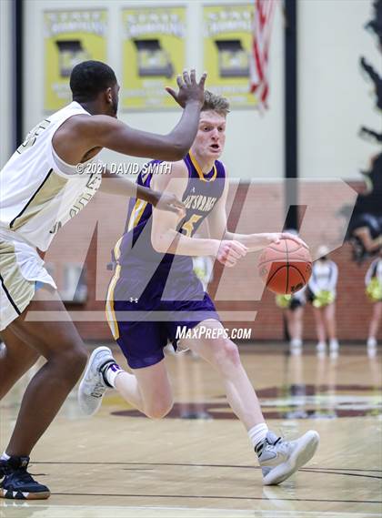 Thumbnail 3 in Lee's Summit vs. Blue Springs (MSHSAA Sectional Playoff) photogallery.