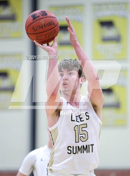 Thumbnail 1 in Lee's Summit vs. Blue Springs (MSHSAA Sectional Playoff) photogallery.