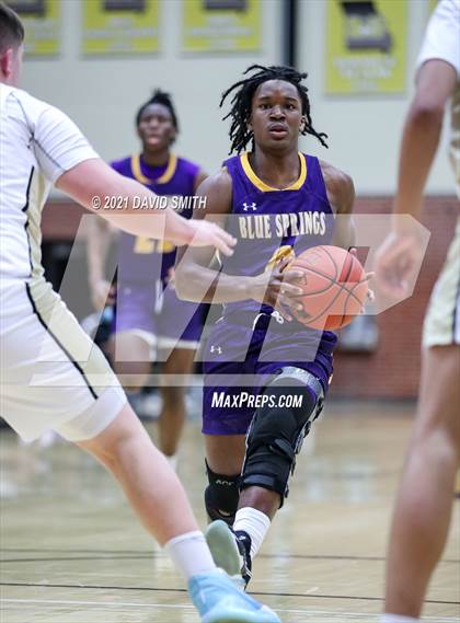 Thumbnail 3 in Lee's Summit vs. Blue Springs (MSHSAA Sectional Playoff) photogallery.
