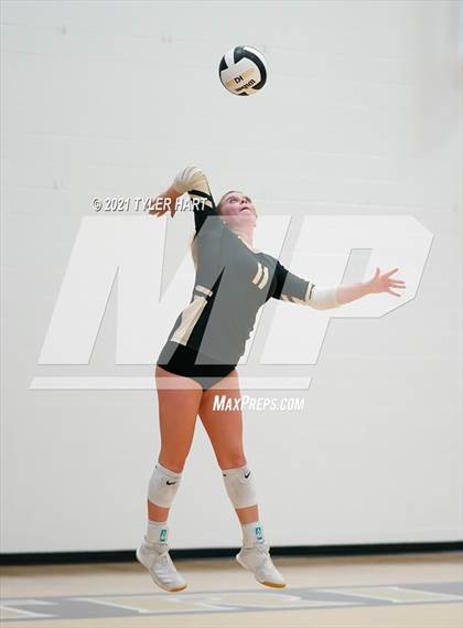 Thumbnail 1 in Greencastle vs. Lebanon (IHSAA 3A Sectional Semi-Final) photogallery.