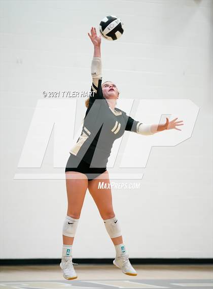 Thumbnail 1 in Greencastle vs. Lebanon (IHSAA 3A Sectional Semi-Final) photogallery.