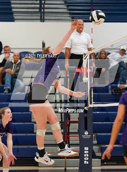 Thumbnail 3 in Greencastle vs. Lebanon (IHSAA 3A Sectional Semi-Final) photogallery.