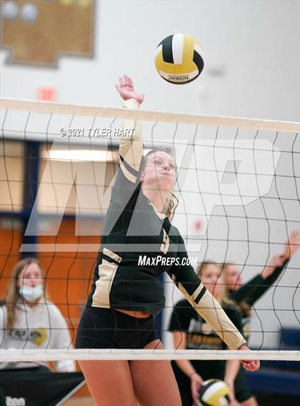 Thumbnail 1 in Greencastle vs. Lebanon (IHSAA 3A Sectional Semi-Final) photogallery.