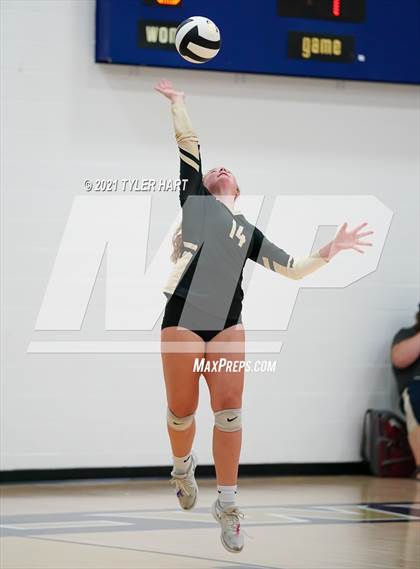 Thumbnail 2 in Greencastle vs. Lebanon (IHSAA 3A Sectional Semi-Final) photogallery.