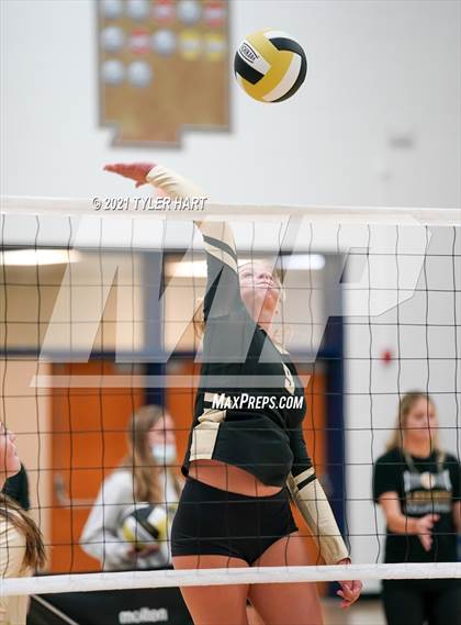 Thumbnail 1 in Greencastle vs. Lebanon (IHSAA 3A Sectional Semi-Final) photogallery.