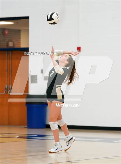 Thumbnail 1 in Greencastle vs. Lebanon (IHSAA 3A Sectional Semi-Final) photogallery.