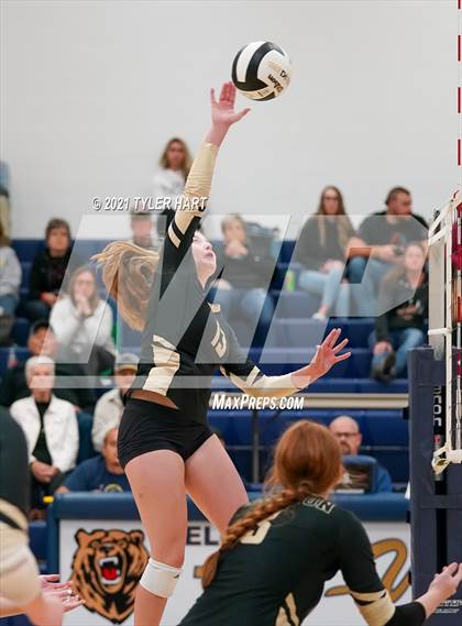 Thumbnail 2 in Greencastle vs. Lebanon (IHSAA 3A Sectional Semi-Final) photogallery.