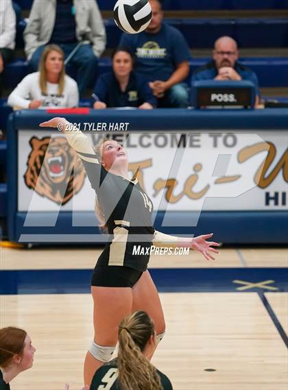 Thumbnail 2 in Greencastle vs. Lebanon (IHSAA 3A Sectional Semi-Final) photogallery.