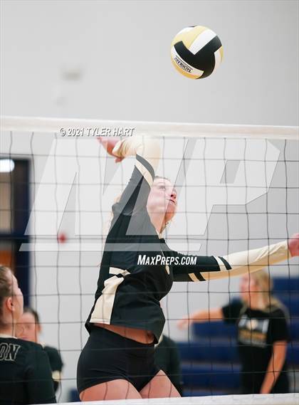 Thumbnail 2 in Greencastle vs. Lebanon (IHSAA 3A Sectional Semi-Final) photogallery.
