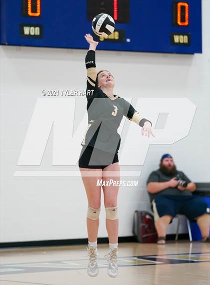 Thumbnail 1 in Greencastle vs. Lebanon (IHSAA 3A Sectional Semi-Final) photogallery.