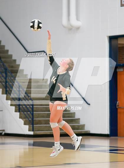 Thumbnail 2 in Greencastle vs. Lebanon (IHSAA 3A Sectional Semi-Final) photogallery.