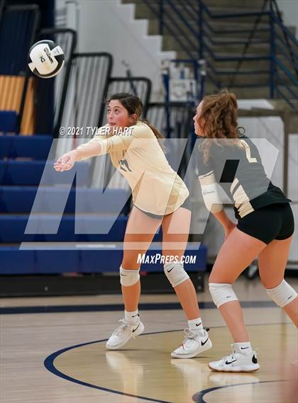 Thumbnail 2 in Greencastle vs. Lebanon (IHSAA 3A Sectional Semi-Final) photogallery.