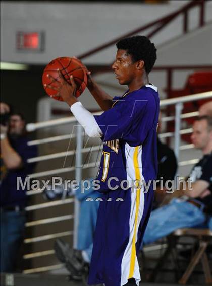 Thumbnail 3 in Pratt vs. Coffeyville-Field Kindley (KSHSAA 4A 1st Round) photogallery.