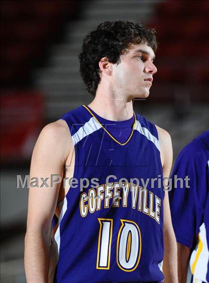 Thumbnail 3 in Pratt vs. Coffeyville-Field Kindley (KSHSAA 4A 1st Round) photogallery.