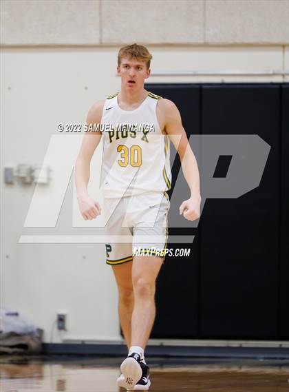 Thumbnail 3 in Pius X vs. Lincoln Northeast photogallery.