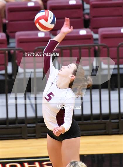 Thumbnail 3 in Boerne-Champion vs Austin (Class 5A Bidistrict) photogallery.