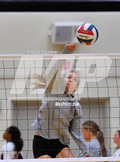 Thumbnail 1 in Boerne-Champion vs Austin (Class 5A Bidistrict) photogallery.