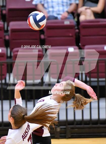 Thumbnail 1 in Boerne-Champion vs Austin (Class 5A Bidistrict) photogallery.