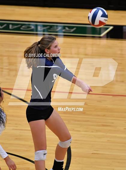 Thumbnail 3 in Boerne-Champion vs Austin (Class 5A Bidistrict) photogallery.