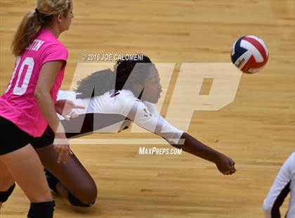 Thumbnail 2 in Boerne-Champion vs Austin (Class 5A Bidistrict) photogallery.