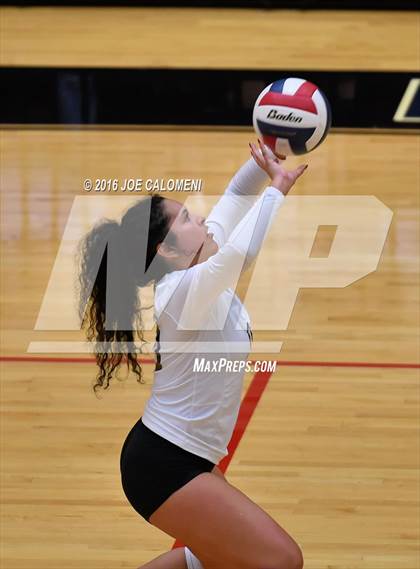 Thumbnail 2 in Boerne-Champion vs Austin (Class 5A Bidistrict) photogallery.