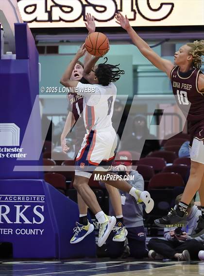 Thumbnail 2 in Archbishop Stepinac vs. Iona Prep (Crusader Classic) photogallery.