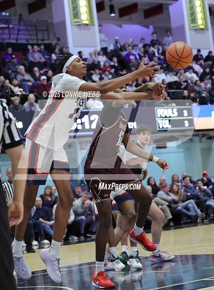 Thumbnail 2 in Archbishop Stepinac vs. Iona Prep (Crusader Classic) photogallery.