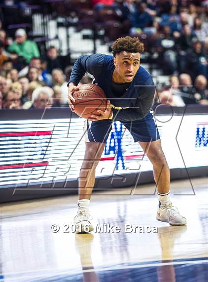 Thumbnail 1 in Sacred Heart vs. Notre Dame Catholic (CIAC Class M Final) photogallery.