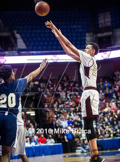 Thumbnail 1 in Sacred Heart vs. Notre Dame Catholic (CIAC Class M Final) photogallery.