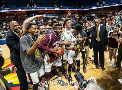 Thumbnail 2 in Sacred Heart vs. Notre Dame Catholic (CIAC Class M Final) photogallery.