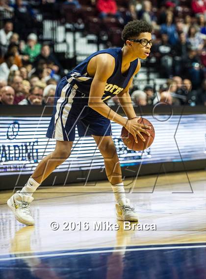 Thumbnail 1 in Sacred Heart vs. Notre Dame Catholic (CIAC Class M Final) photogallery.