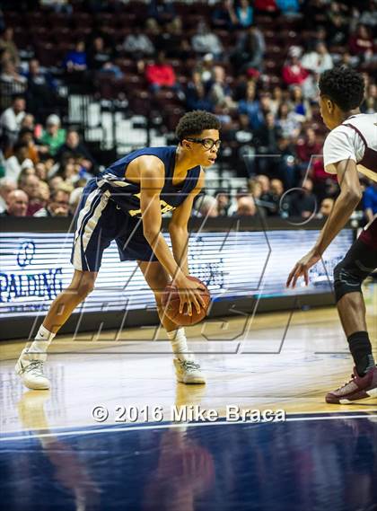 Thumbnail 3 in Sacred Heart vs. Notre Dame Catholic (CIAC Class M Final) photogallery.