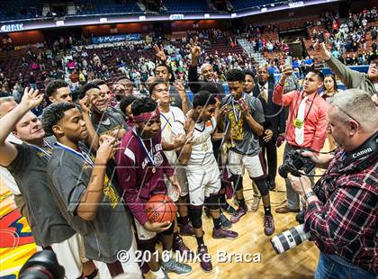Thumbnail 3 in Sacred Heart vs. Notre Dame Catholic (CIAC Class M Final) photogallery.