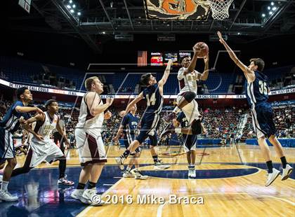 Thumbnail 3 in Sacred Heart vs. Notre Dame Catholic (CIAC Class M Final) photogallery.