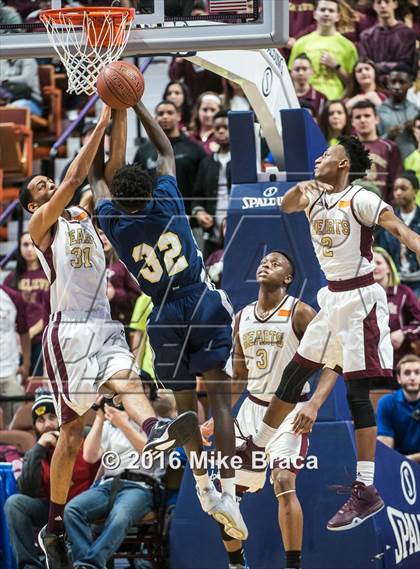 Thumbnail 3 in Sacred Heart vs. Notre Dame Catholic (CIAC Class M Final) photogallery.