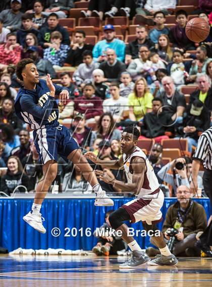 Thumbnail 1 in Sacred Heart vs. Notre Dame Catholic (CIAC Class M Final) photogallery.