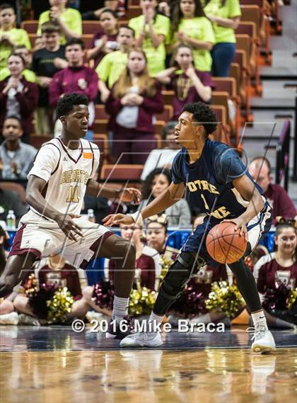 Thumbnail 3 in Sacred Heart vs. Notre Dame Catholic (CIAC Class M Final) photogallery.