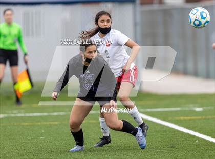 Thumbnail 3 in Omaha South vs. Bellevue East photogallery.
