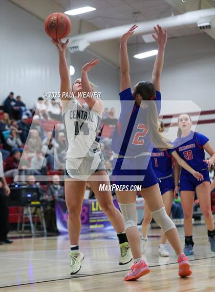 Thumbnail 2 in Selinsgrove vs. Central Columbia (PIAA District 4 Class 4A Semifinal) photogallery.