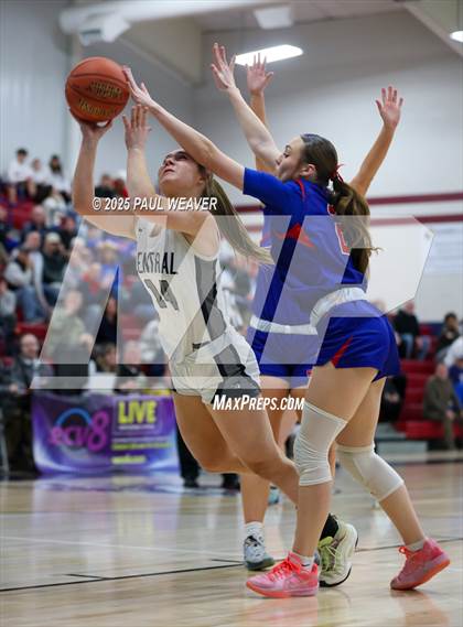 Thumbnail 3 in Selinsgrove vs. Central Columbia (PIAA District 4 Class 4A Semifinal) photogallery.