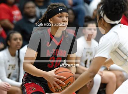 Thumbnail 3 in O'Fallon vs. Alton (IHSA 4A Sectional Semifinal) photogallery.