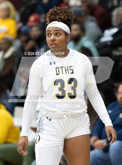 Thumbnail 2 in O'Fallon vs. Alton (IHSA 4A Sectional Semifinal) photogallery.