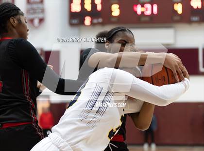 Thumbnail 2 in O'Fallon vs. Alton (IHSA 4A Sectional Semifinal) photogallery.