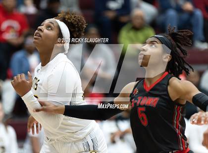 Thumbnail 3 in O'Fallon vs. Alton (IHSA 4A Sectional Semifinal) photogallery.