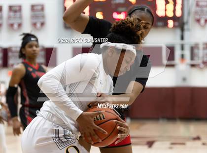 Thumbnail 3 in O'Fallon vs. Alton (IHSA 4A Sectional Semifinal) photogallery.
