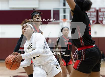 Thumbnail 2 in O'Fallon vs. Alton (IHSA 4A Sectional Semifinal) photogallery.