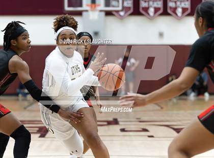 Thumbnail 3 in O'Fallon vs. Alton (IHSA 4A Sectional Semifinal) photogallery.