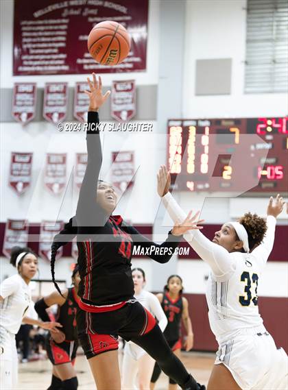 Thumbnail 3 in O'Fallon vs. Alton (IHSA 4A Sectional Semifinal) photogallery.