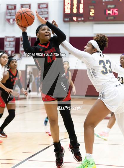 Thumbnail 2 in O'Fallon vs. Alton (IHSA 4A Sectional Semifinal) photogallery.
