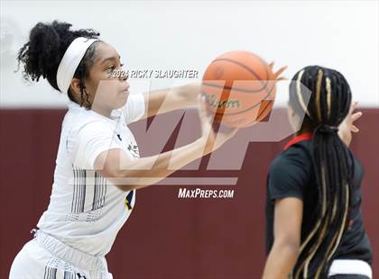 Thumbnail 2 in O'Fallon vs. Alton (IHSA 4A Sectional Semifinal) photogallery.